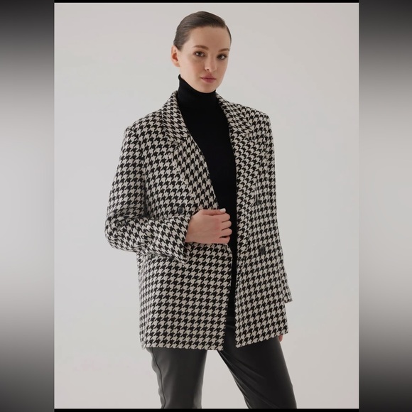 04 Houndstooth Pattern Ecru Oversized Blazer
Jacket - Picture 2 of 4